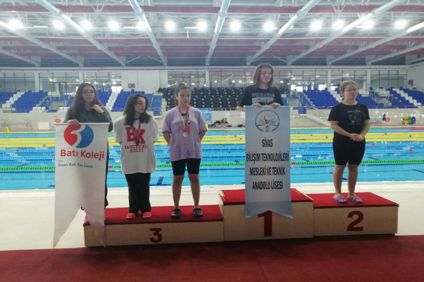 Okul Sporları 50 ve 100 m yüzme dalında öğrencimiz Melek Nira Terzi 3. oldu. 