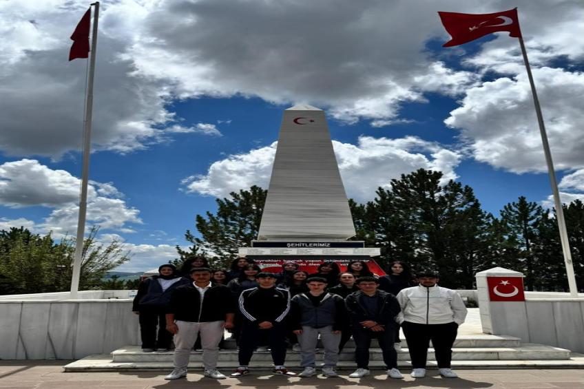 ÖĞRENCİLERİMİZ İLE ŞEHİTLİK ZİYARETİMİZ