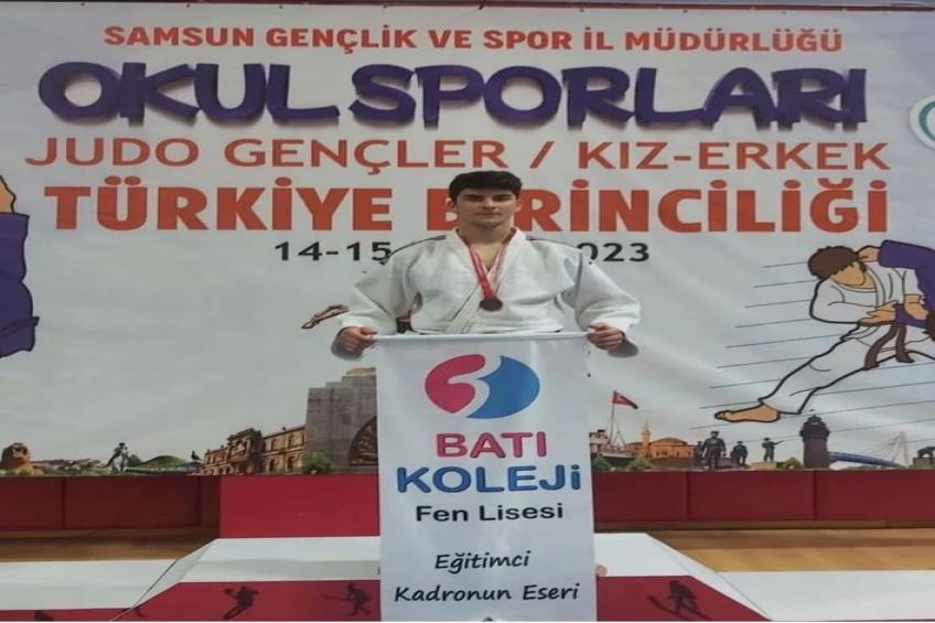 2022-2023 Okul Sporları Judo Gençler Türkiye Birinciliği Müsabakalarında öğrencimiz Yusuf Kulaksız Türkiye 3.sü olmuştur. Kendisiyle gurur duyuyor tebrik ediyoruz.