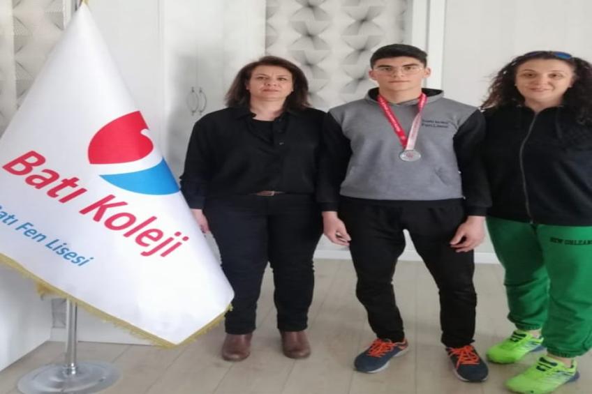 2022-2023 Okul Sporları Judo Gençler Türkiye Birinciliği Müsabakalarında öğrencimiz Yusuf Kulaksız Türkiye 3.sü olmuştur. Kendisiyle gurur duyuyor tebrik ediyoruz.