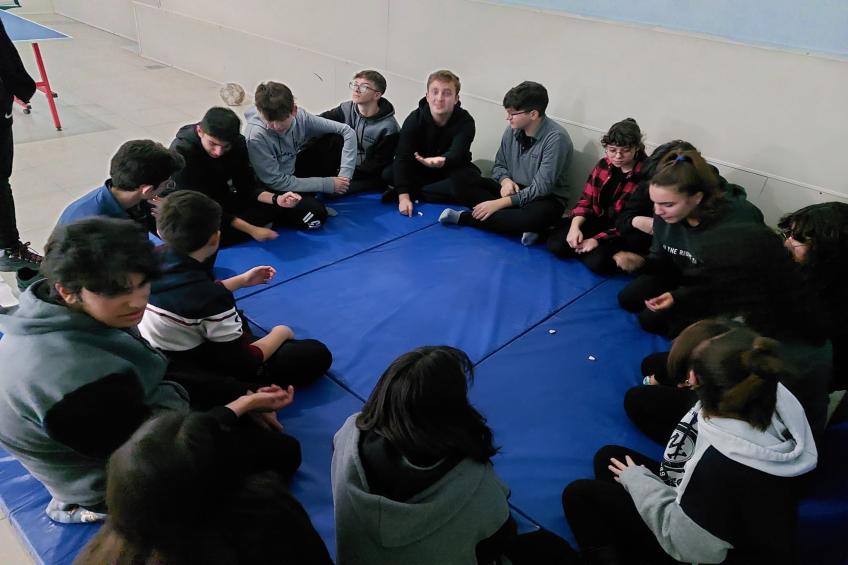HEDEF projesi kapsamında öğrencilerimize geleneksel oyunlar hatırlatılmaya çalışılıyor. Beş Taş oynarken